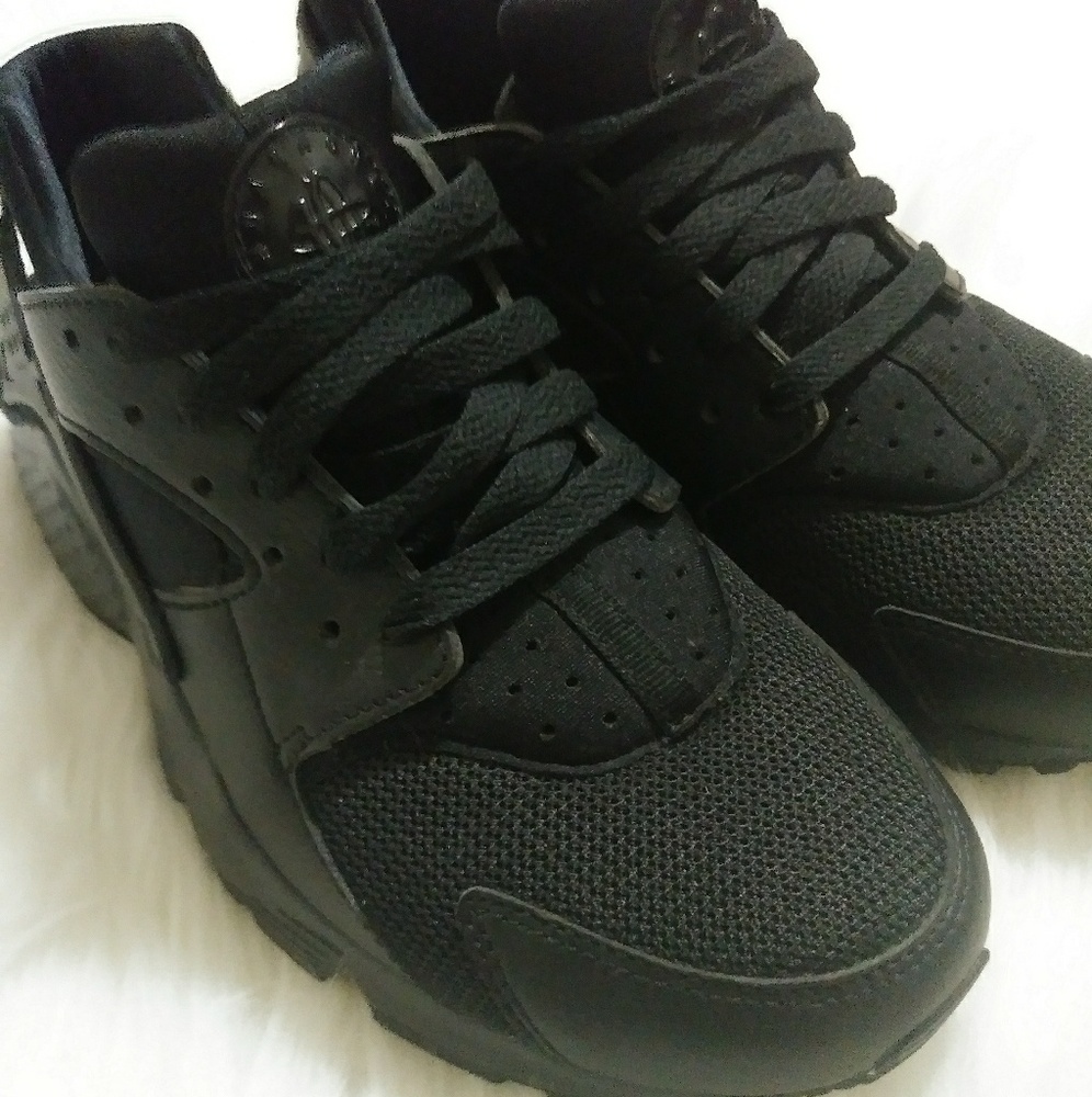 Black Nike Huaraches